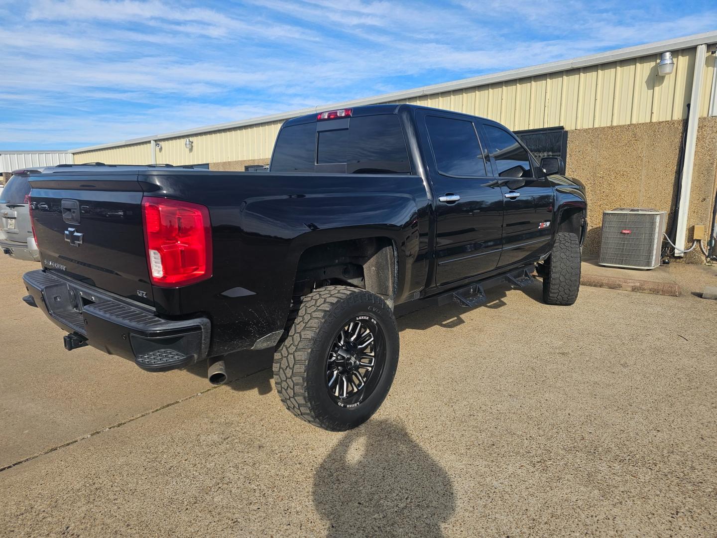 2016 BLACK /BLACK Chevrolet Silverado 1500 LTZ Crew Cab 4WD (3GCUKSEC7GG) with an 5.3L V8 OHV 16V engine, 6A transmission, located at 533 S Seven Points BLVD, Seven Points, TX, 75143, (430) 255-4030, 32.313999, -96.209351 - Photo#2